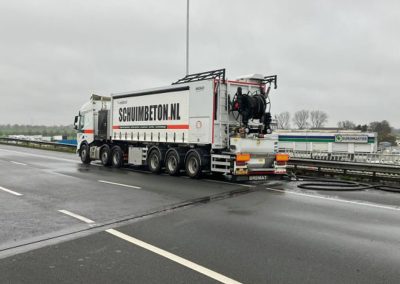 Schuimbeton onder stootplaten op A12 in Gouda